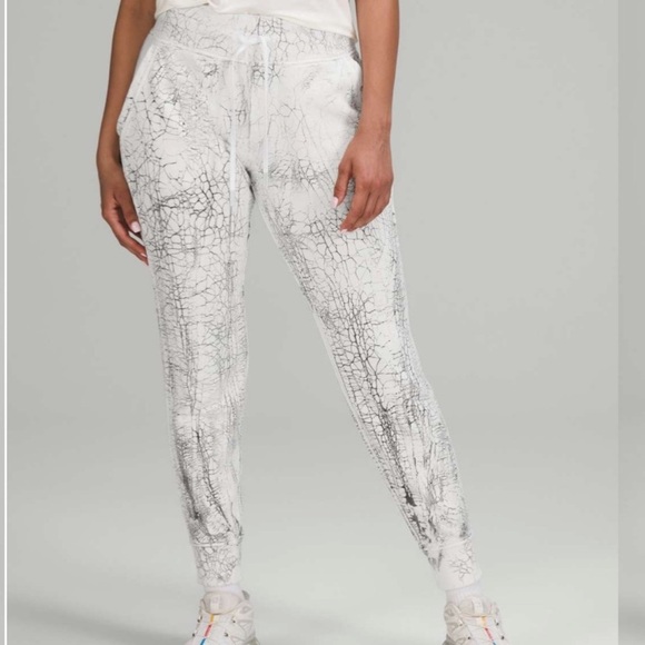 Lululemon Warm Down Joggers sweatpants 7/8 Length
Thread Dye White Black-size 12 - Picture 3 of 13